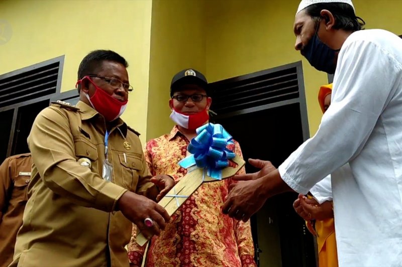 Pemkot Banda Aceh serahkan rumah layak huni