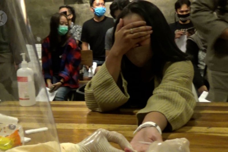 Reaktif uji cepat, tiga pengunjung kafe jalani karantina