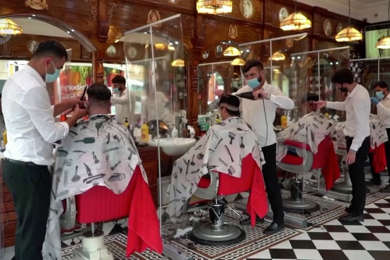 Kegirangan warga Inggris bisa potong  rambut  di salon  