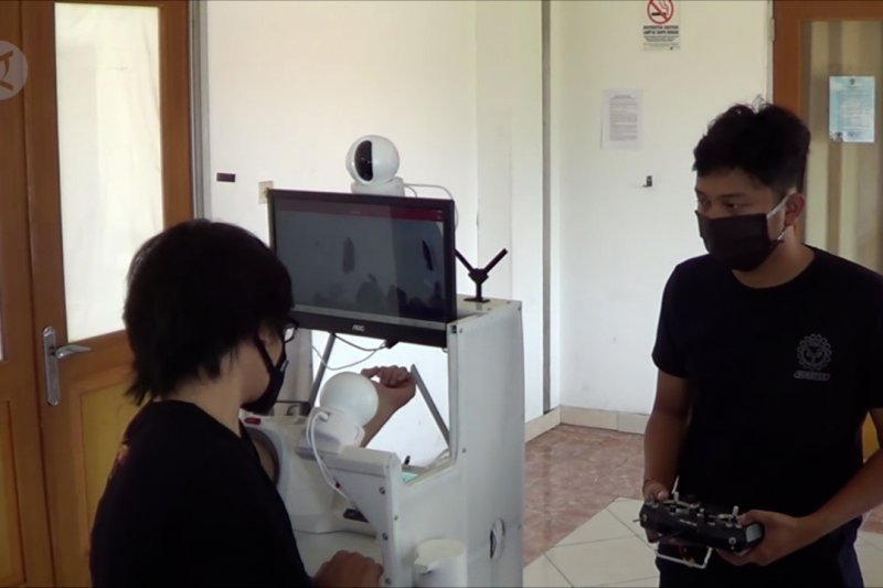 Mahasiswa Universitas Udayana uji coba robot medis