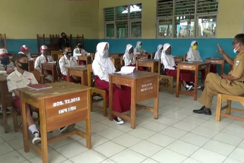 Para siswa belajar pentingnya protokol kesehatan