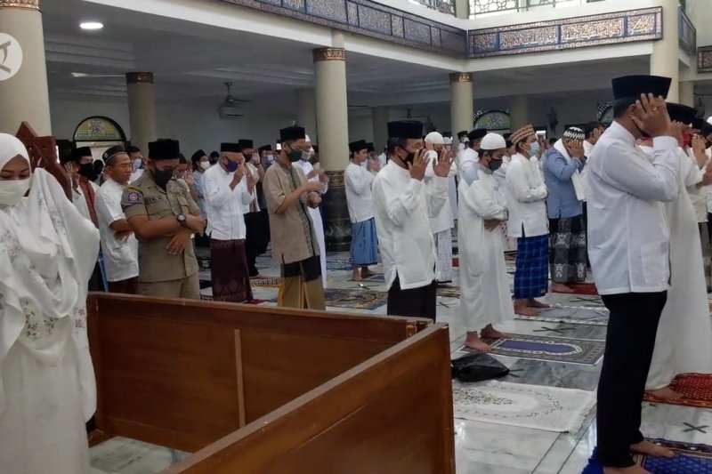 Pelaksanaan shalat Idul Adha dengan penjagaan aparat