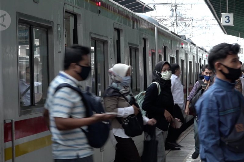 Begini suasana stasiun Manggarai di hari pertama perpanjangan PSBB Transisi