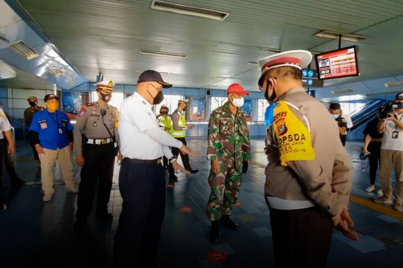 Dirlantas tinjau penerapan protokol kesehatan COVID-19 di Stasiun Juanda