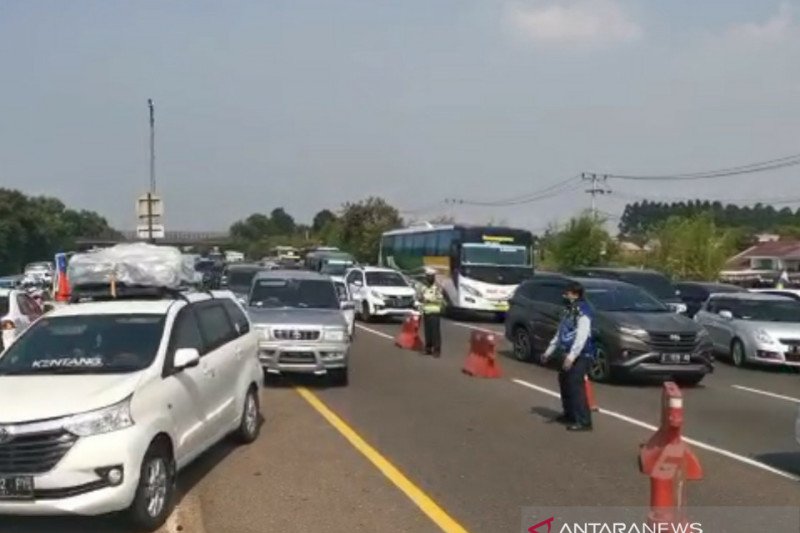 Petugas lakukan “contraflow” atasi kepadatan Tol Jakarta-Cikampek