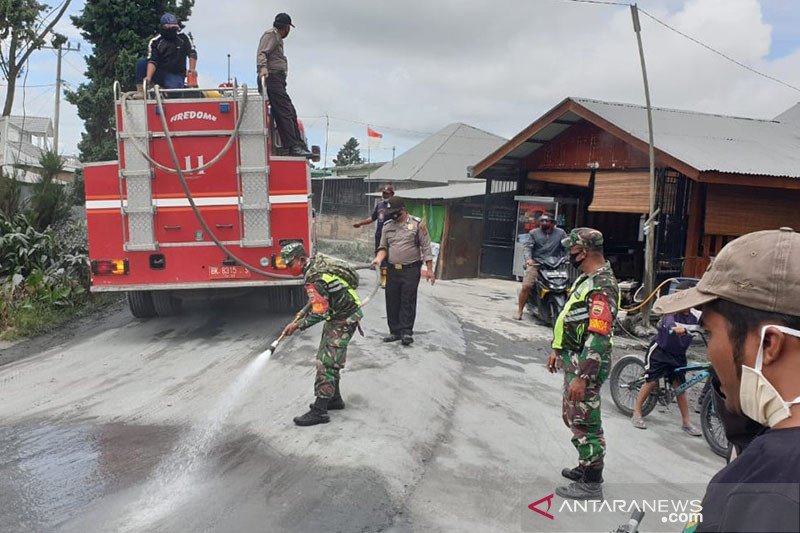 Pemkab Karo bersihkan abu vulkanik Sinabung di sejumlah lokasi