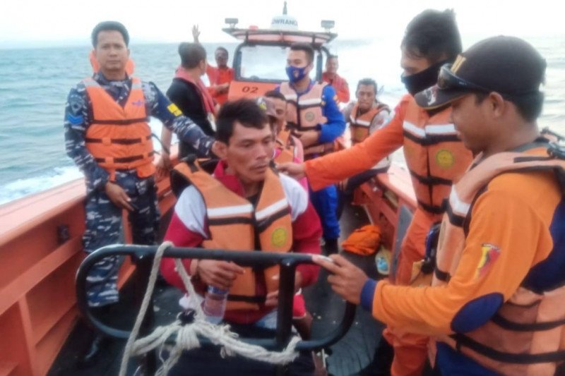 Badan SAR Nasional Banten sisir wisatawan terseret ombak selatan