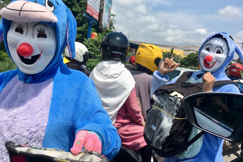 Karakter lucu di lampu merah