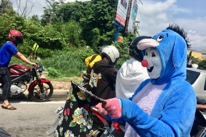 Boneka berjalan peminta sumbangan