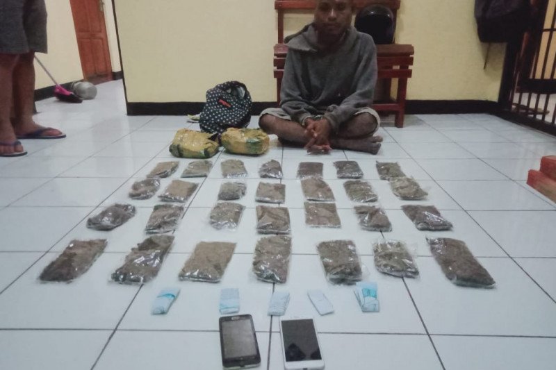Direktorat Resnarkoba Polda Papua tangkap pemuda pengedar ganja di Sentani