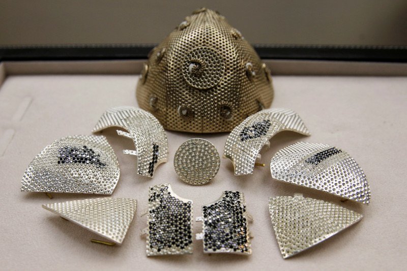 Masker COVID-19 termahal, dihiasi ribuan berlian