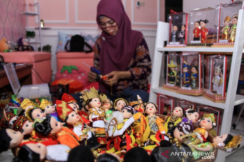 Kerajinan Miniatur Boneka Adat Nusantara Antara News