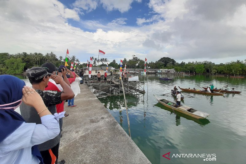 Warga pesisir Tanjungpinang peringati HUT RI di kelong