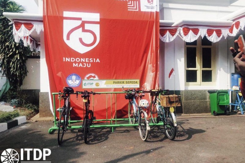 Museum Perumusan Naskah Proklamasi terima bantuan rak parkir sepeda