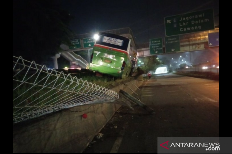 Bus tabrak median pembatas jalan di Tol Kampung Rambutan