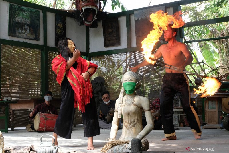 Pentas Festival Lima Gunung