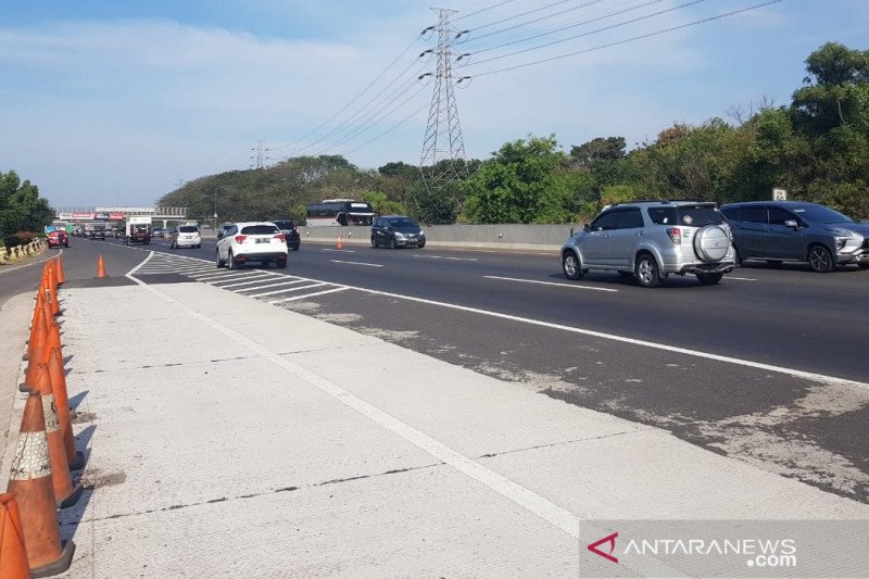 Jalan Tol Jakarta-Cikampek arah Jakarta diterapkan "contra flow"