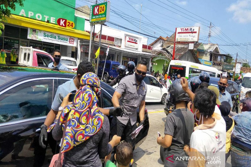 Presiden Jokowi bagikan masker dan sembako kepada warga di Kulon Progo