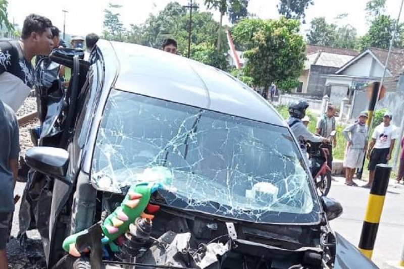Enam penumpang mobil luka saat tabrakan kereta dan mobil di Blitar