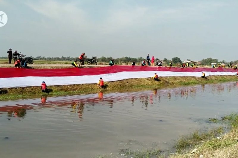 50 pegiat lingkungan bentangkan bendera merah putih di Sungai Cikijing