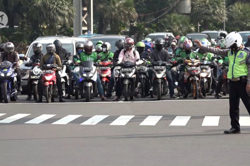 Suasana jalan MH Thamrin di hari pertama penerapan kembali ganjil genap