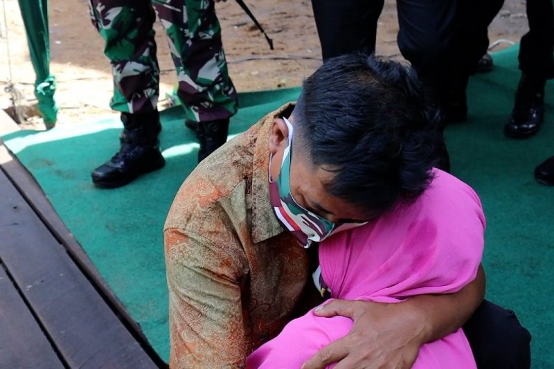 Tangis haru keluarga Syamsudin usai terima bantuan bedah rumah TNI
