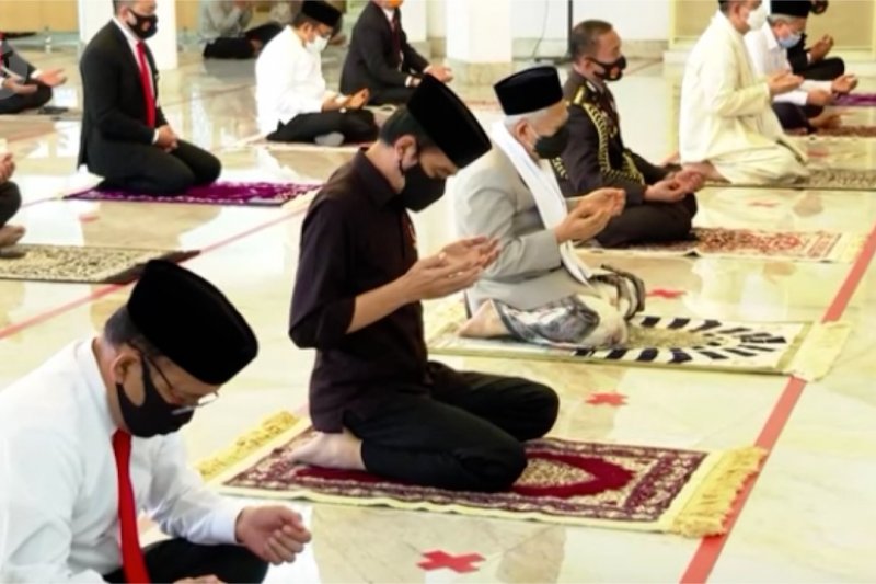 Presiden simak Khotbah Jumat yang disampaikan Wapres