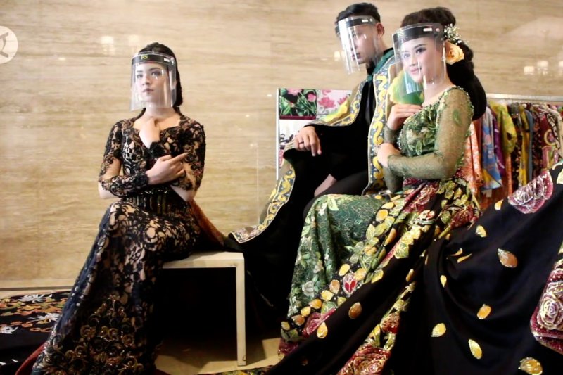 Cantik mempesona motif batik dalam seredan gaun pengantin