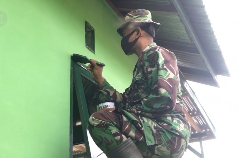 Jelang HUT RI, TNI rehab rumah tak layak huni di Palu.