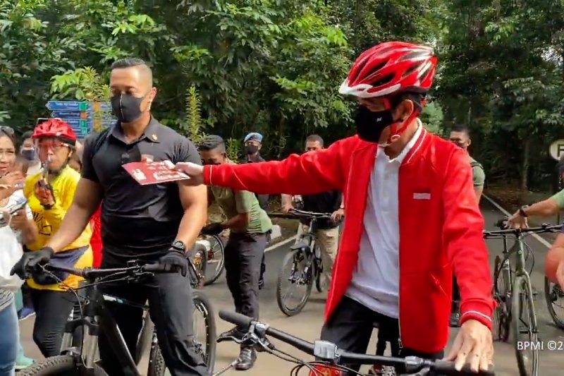 Sambil bersepeda Presiden Jokowi bagikan masker di Kebun Raya Bogor