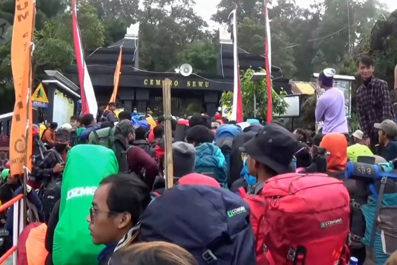 Ratusan pendaki padati Gunung Lawu