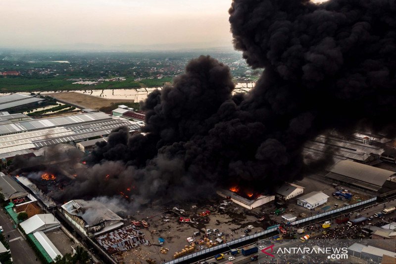 Pabrik Polytron di Demak terbakar