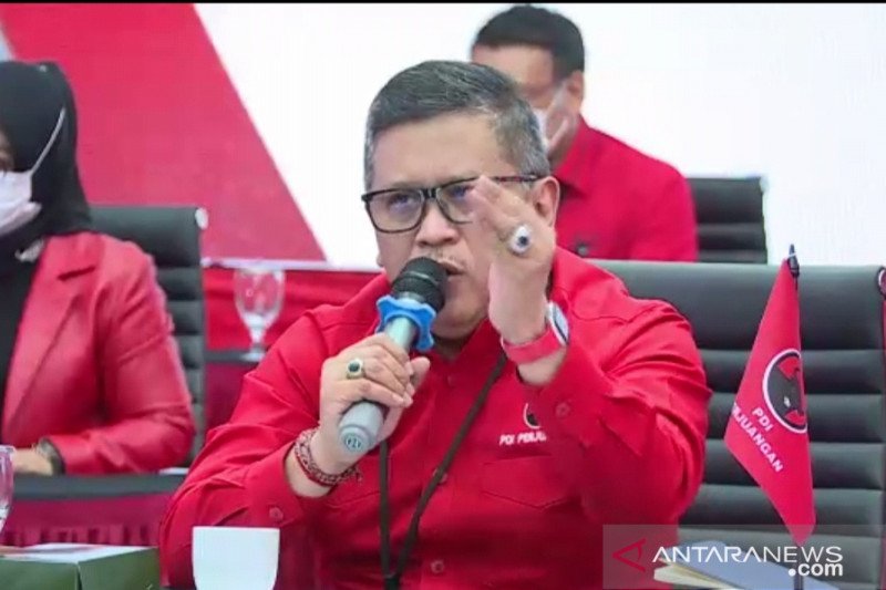 PDIP serahkan surat rekomendasi Eri Cahyadi-Armuji di Taman Harmoni