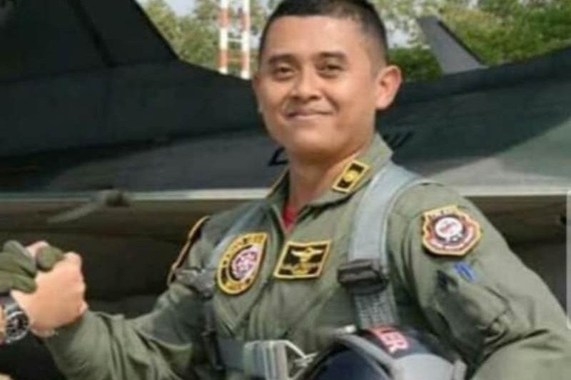 Jenazah Letkol Pnb Anumerta Luluk Teguh Prabowo pilot pesawat Golden Eagle tergelincir dimakamkan di Madiun