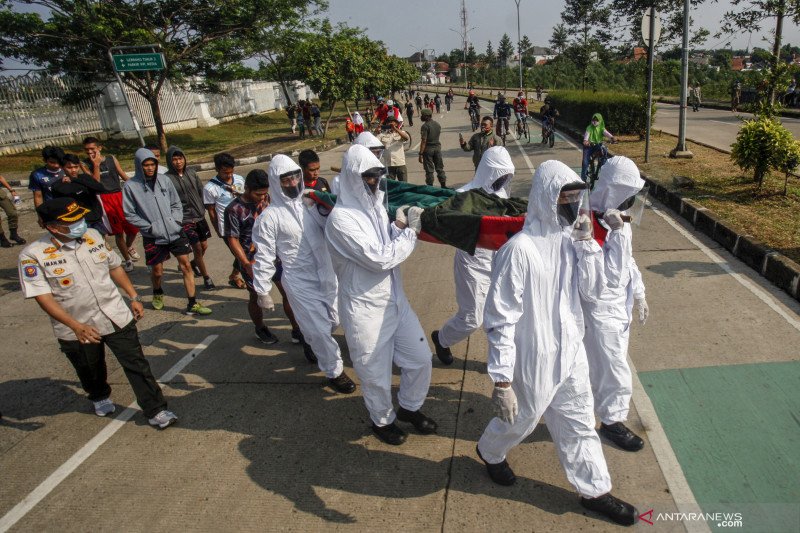Pelanggar kewajiban bermasker ditandu menuju pemakaman