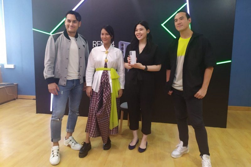 Fitur wajib ada di ponsel versi Tara Basro dan Arifin Putra