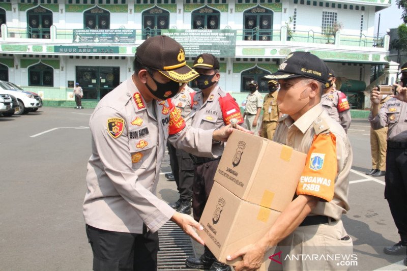 Pemkot Jaksel bagikan 50 ribu masker kepada masyarakat