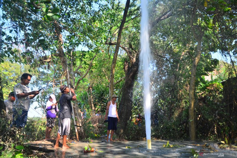 Semburan air, pasir, dan gas di Grobogan