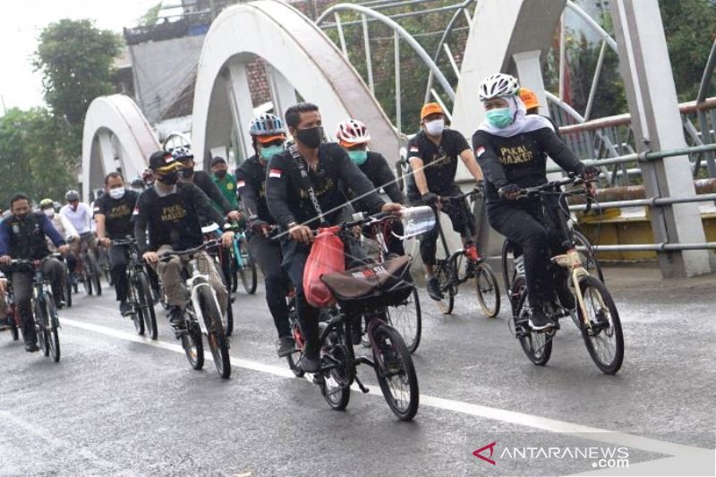 Khofifah Gowes Bareng Penyintas COVID-19