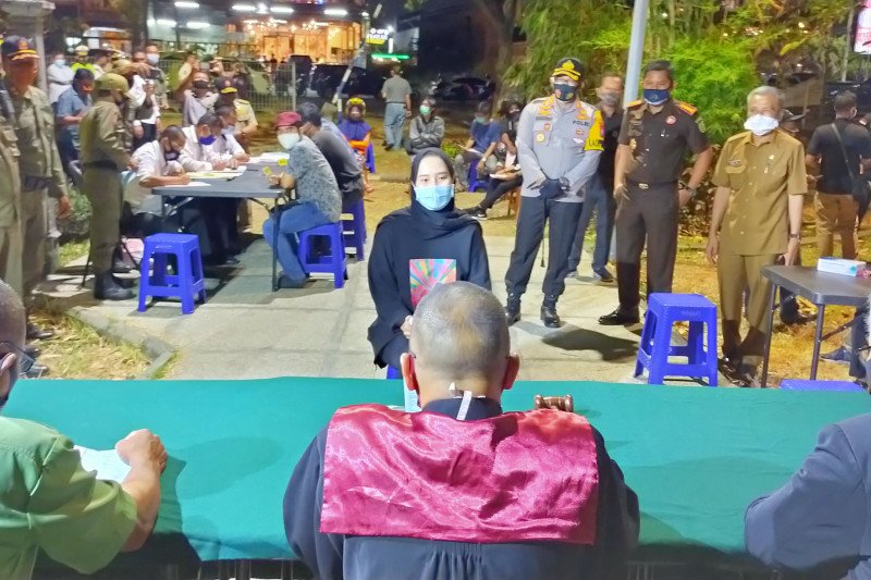 Petugas razia penerapan protokol kesehatan sejumlah kafe di Sidoarjo