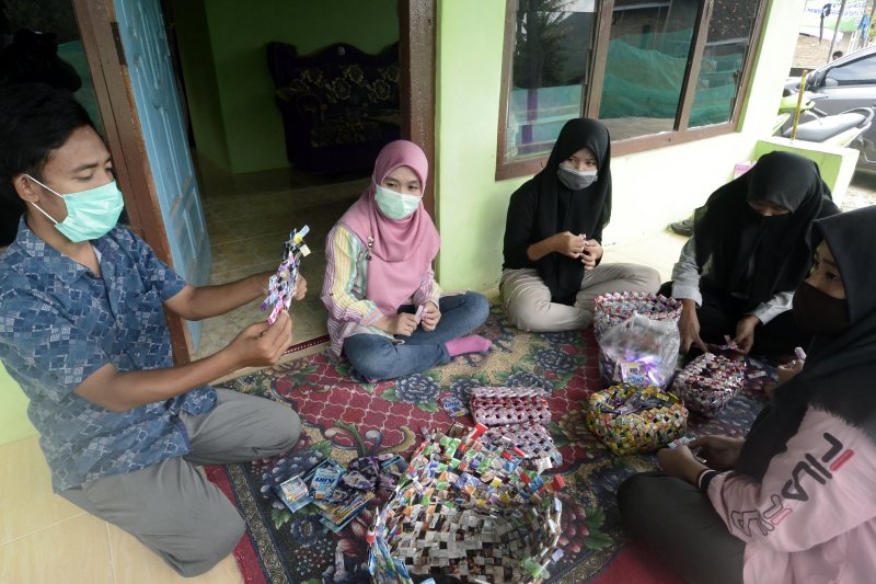 PELATIHAN PEMBUATAN KERAJINAN DARI SAMPAH PELASTIK