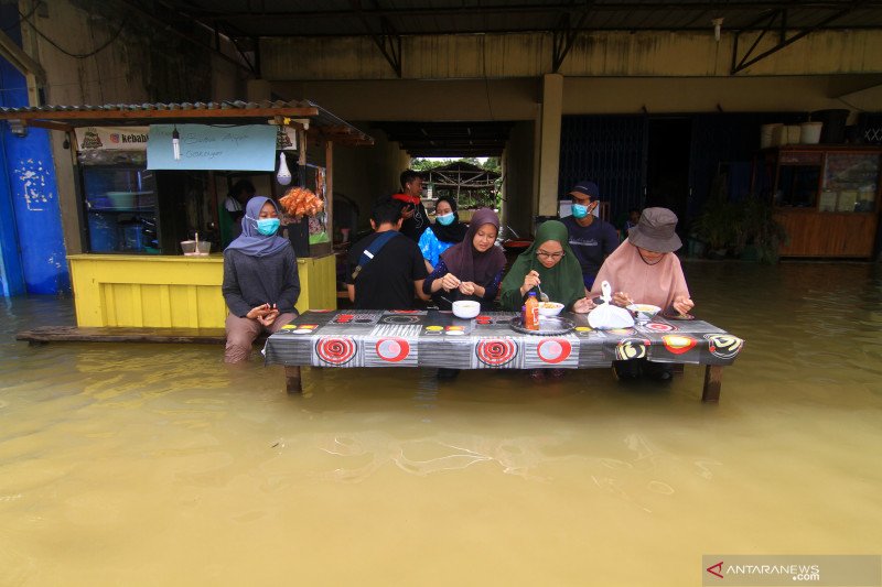 Banjir melumpuhkan aktivitas masyarakat