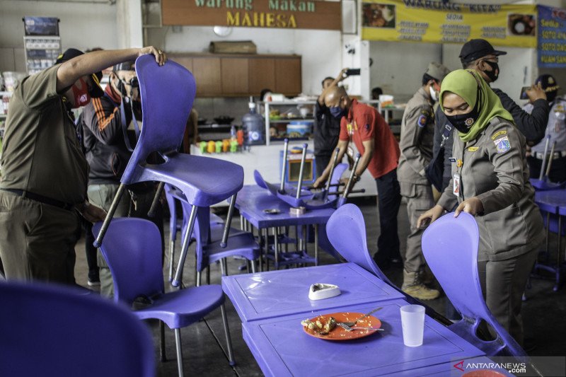 Satpol PP tertibkan kantin pelanggar PSBB Total