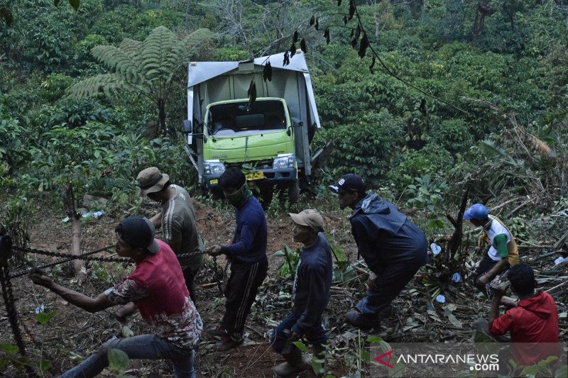 Evakuasi truk boks kecelakaan masuk jurang di Garut