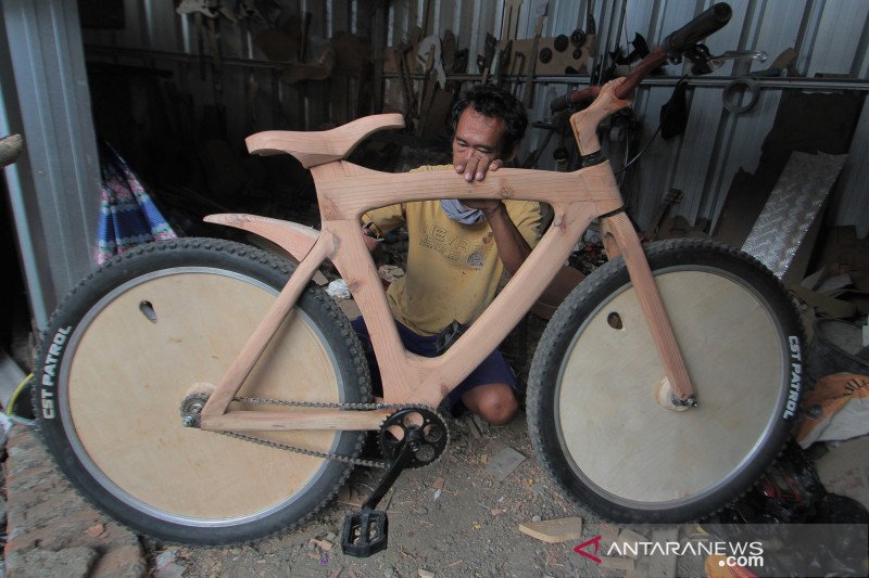 Produksi sepeda kayu pinus di Indramayu