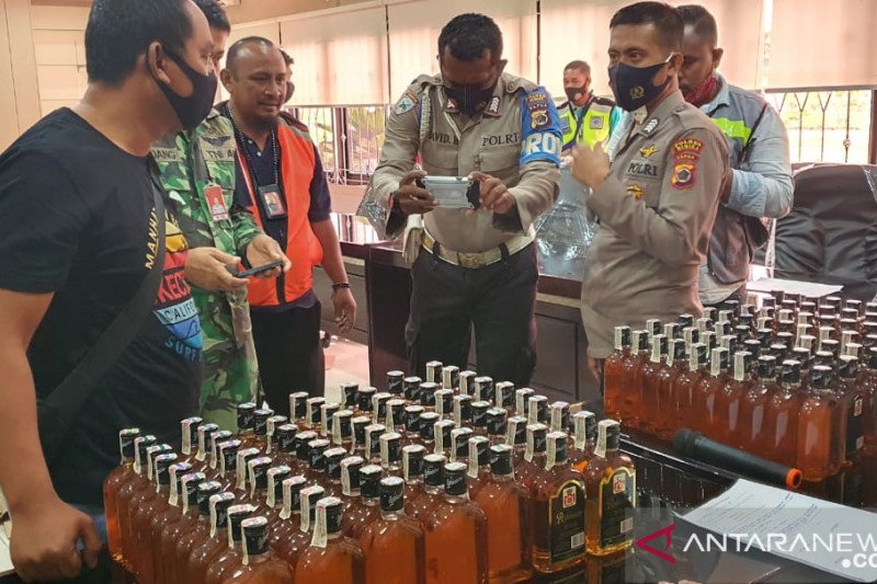 Petugas Bandara Timika sita minuman beralkohol hendak dibawa ke Ilaga Puncak