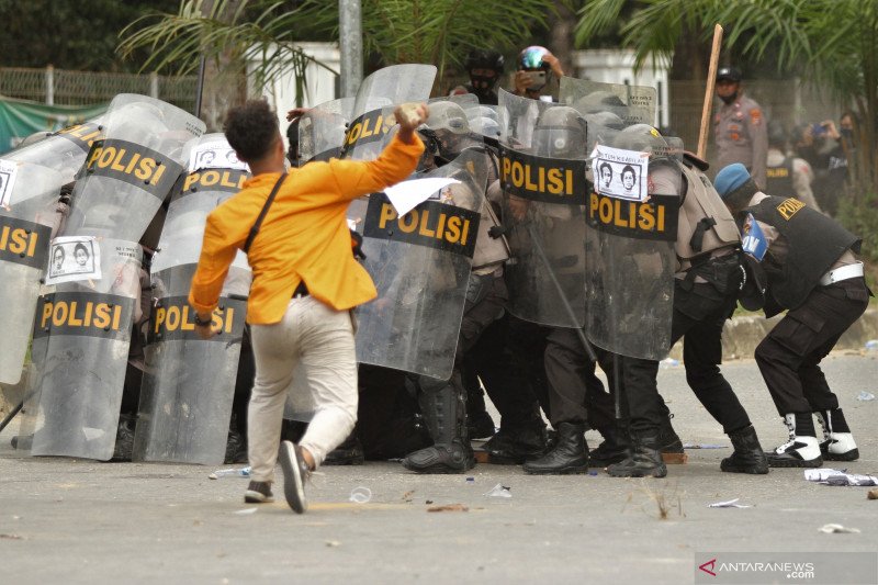 AKSI DEMONSTRASI MAHASISWA BERUJUNG BENTROK DENGAN APARAT