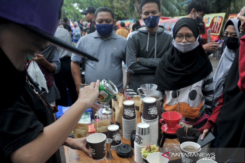 Pegiat kopi bagikan ribuan gelas kopi di Car Free Day Kambang Iwak