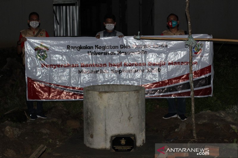 Tim Dies Natalis Ke-64 Unhas bangun sarana air bersih di Lutra