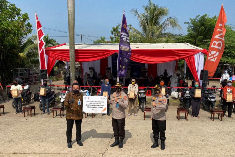 Korlantas bagikan 1.000 sembako ke ojek pangkalan di Stasiun Cibinong
